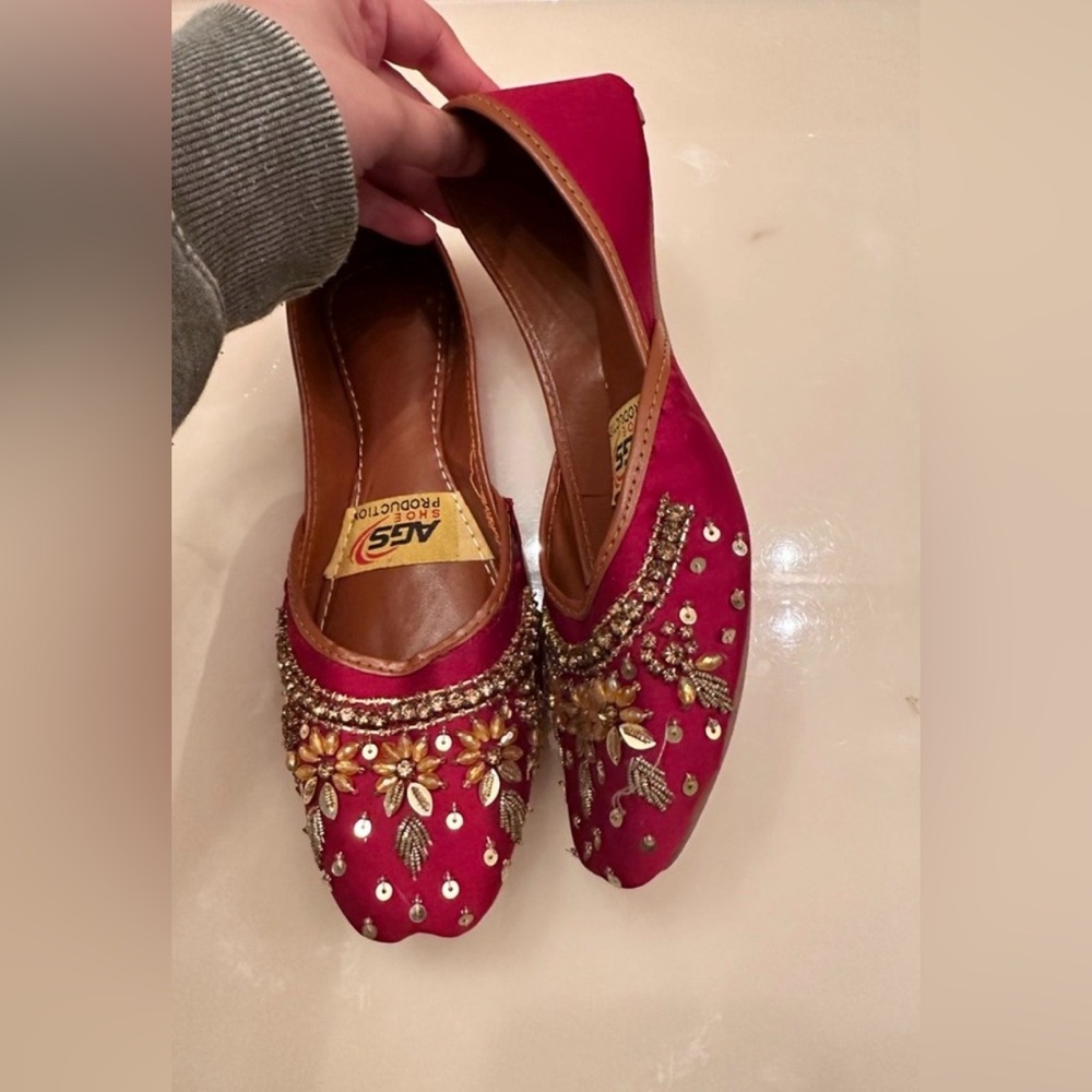 Traditional Pakistani Magenta & Chocolate Hand-Embroidered Khussas - Size 6 - Picture 7 of 13